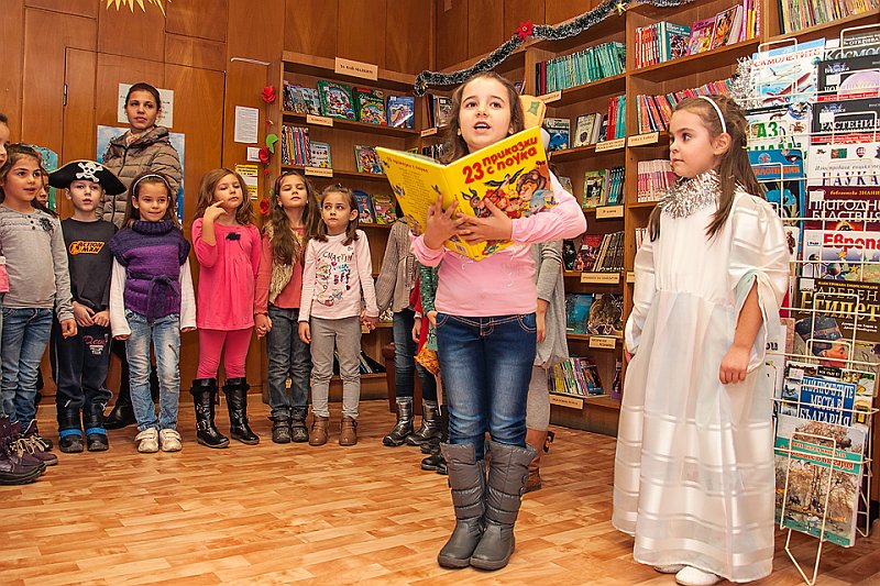 _DSC1984 copy.jpg - Откриване на изложба с рисунки на деца от ЦДГ "Синчец" в Детски и средношколски комплекс